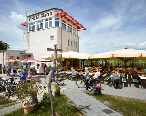 VINETA am Störmthaler See 05_2016 Foto Tom Schulze tel. 0049-172-7997706 mail post@tom-schulze.com web www.tom-schulze.com  Blick auf das VINETA-Bistro und dessen Freisitz am Stoermthaler See im Neuseenland der Region Leipzig