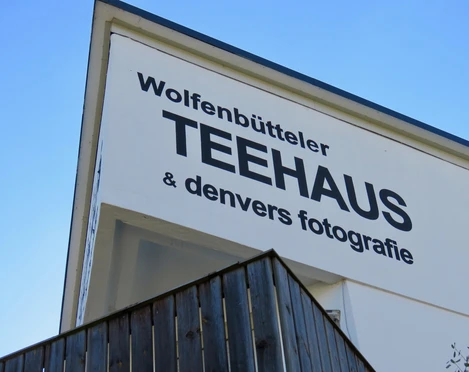 Hausfassade mit Schriftzug "Wolfenbütteler Teehaus"