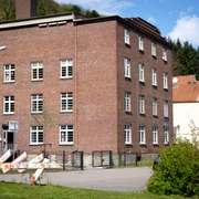 Kulturfabrik Vlotho Kulturfabrik, großes Gebäude in Backstein, vorne etwas Rasenfläche