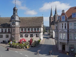 hx_historischesrathaus-thomashampel (1).JPG Historisches Rathaus mit Fachwerkaufbau und Glockenturm