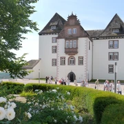 museum-schloss-fuerstenberg-schloss_hofanlage.jpg Schlosshof mit Blumenrondell und Schloss Fürstenberg