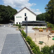 Außenansicht mit Parkplatz & Spielplatz DCIM\101MEDIA\DJI_0141.JPG