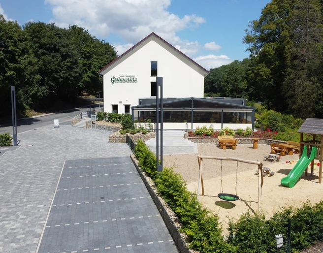 Außenansicht mit Parkplatz & Spielplatz DCIM\101MEDIA\DJI_0141.JPG