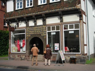 museum_huettescheshaus_hausansicht.jpg Außenansicht des Fachwerkhauses in dem das Museum im Hütteschen Haus untergebracht istExterior view of the half-timbered house in which the museum is housed in the Hüttesches Haus