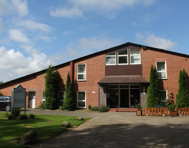 Landhaus Wachendorf Das Landhaus Wachendorf präsentiert sich als einladendes Backsteingebäude mit gepflegter Gartenanlage.