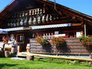 alp-heubuehlen-chalet-glocken-sommer-wiese-aussenansicht.jpg