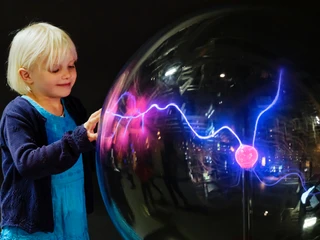 Plasmakugel mit Kind im phaeno Plasmakugel mit Kind im phaeno