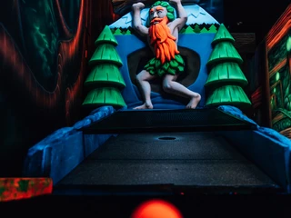 Glowgolfbahn im Innenraum Glowgolf Harz