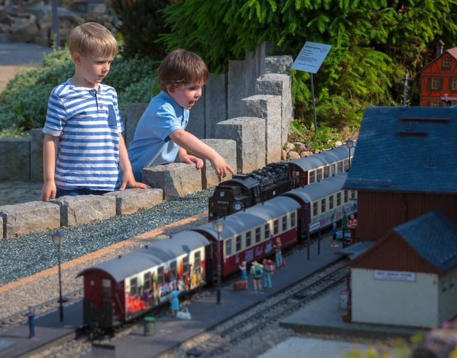 Kinder bestaunen die Eisenbahnanlagen im "kleinen Harz" Kinder bestaunen die Eisenbahnanlagen im "kleinen Harz"