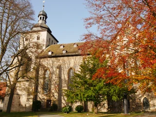 Der Eggedom in Neuenheerse im Herbst Der Eggedom in Neuenheerse umgeben von herbstlich gefärbten Bäumen und unter klarem Himmel.