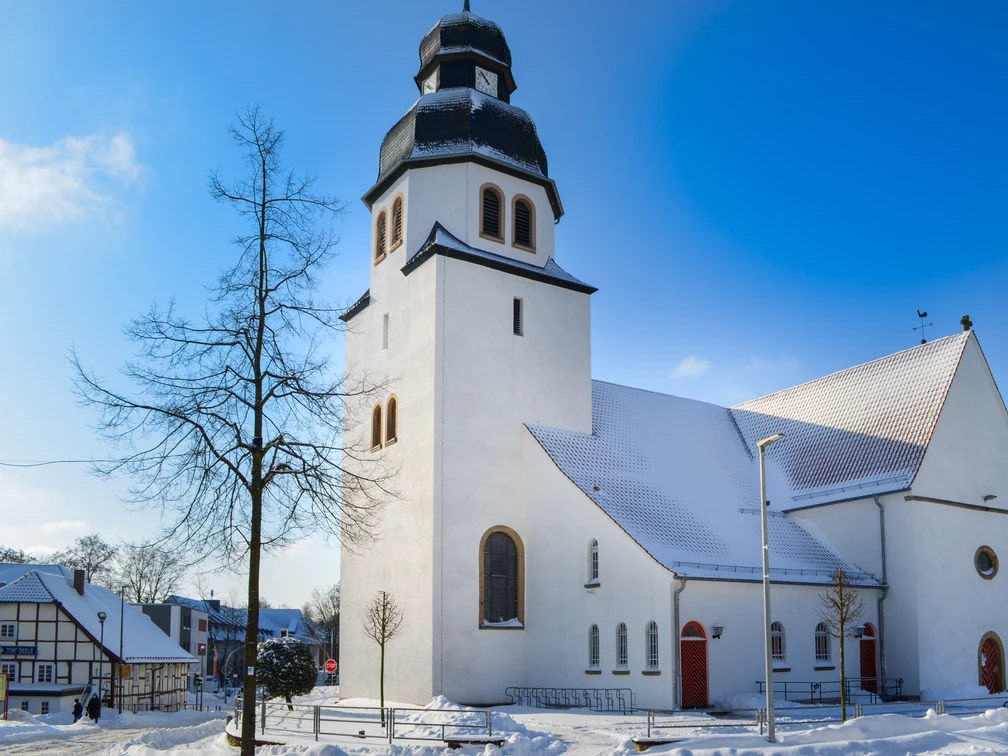 Verschneite St-Johannes-Baptist-Kirche im Ortsteil Stukenbrock in Schloß Holte-Stukenbrock