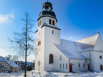 Verschneite St-Johannes-Baptist-Kirche im Ortsteil Stukenbrock in Schloß Holte-Stukenbrock