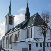 Verschneite St-Ursula-Kirche im Ortsteil Schloß Holte in Schloß Holte-Stukenbrock