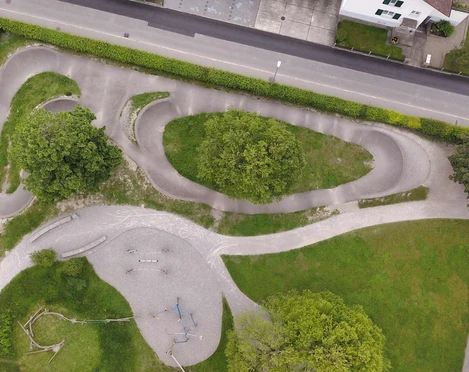 pumptrack-lerchenfeld-thun-luftaufnahme.jpg