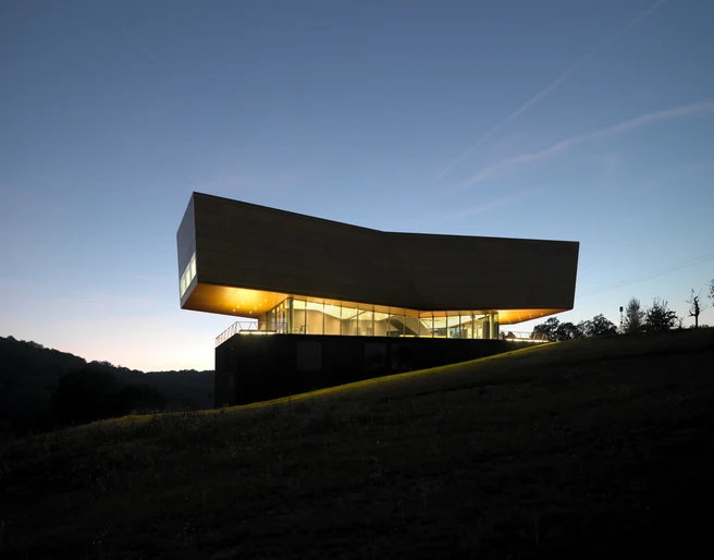 Arche Nebra in der Abenddämmerung Arche Nebra in der Abenddämmerung