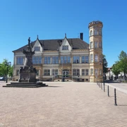 Rathaus Horn Das historische Rathaus Horn aus dem Spätmittelalter mit markantem Turm prägt den Rathausplatz.