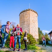 Borgholzhausen - Wanderer an der Burg Ravensberg Wanderer an der Burg Ravensberg in Borgholzhausen