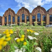 Industriemuseum Chemnitz Hausansicht  Das Industriemuseum Chemnitz ist eine umfangreiche Sammlung aus der sächsischen Industriegeschichte in Chemnitz und gehört als Standort dem Zweckverband Sächsisches Industriemuseum an. Die Ausstellung befindet sich in einer ehemaligen Gießereihalle der Werkzeugmaschinenfabrik Hermann und Alfred Escher AG. Das Gebäude ist ein architektonisch bemerkenswerter Sachzeugen der Industriearchitektur. Die ehemalige Gießereihalle besteht aus vier Hallenschiffen in Rundbogenarchitektur von jeweils 14 Meter Breite und 52 Meter Länge. Die Ziegelaußenwände sind mit Klinker verkleidet. Bildautor: Wolfgang Schmidt/Chemnitz