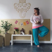 Jeder kann Yoga in Mölln Eine Frau steht in Yogastellung und hält eine Klangschale in den Händen