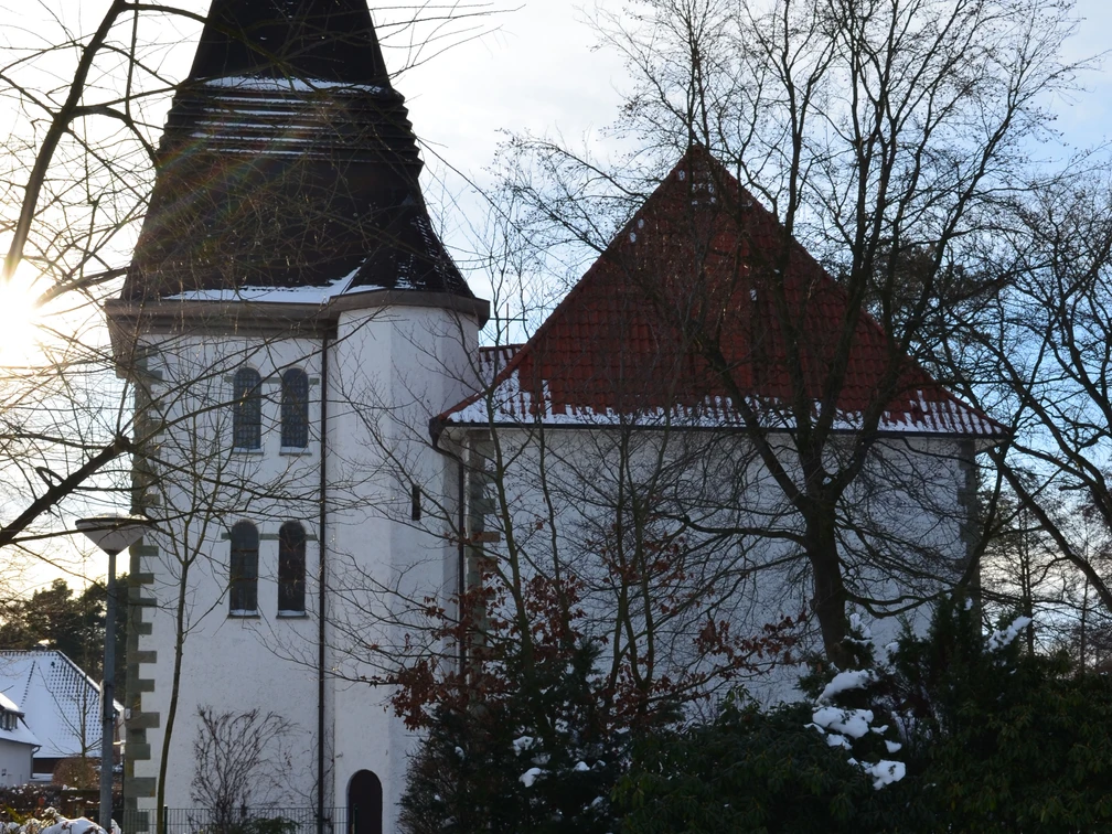 Verschneite St. Joseph-Kirche in Liemke; historisches Gebäude mit markantem Turm im Winterlicht.