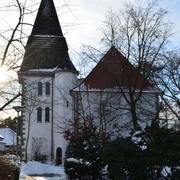 Verschneite St. Joseph-Kirche in Liemke; historisches Gebäude mit markantem Turm im Winterlicht.