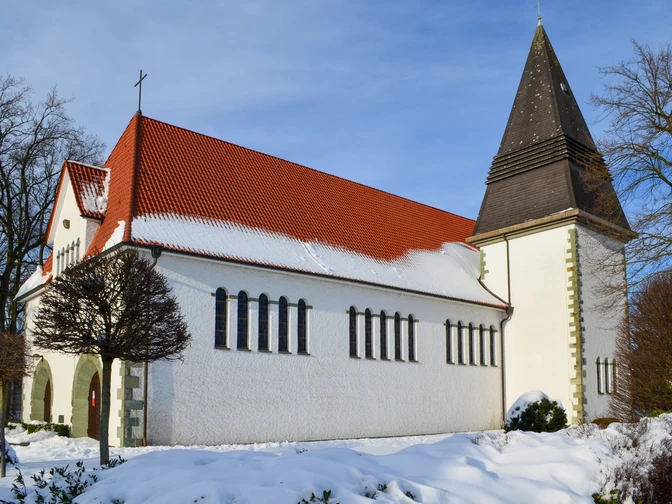 Verschneite St-Joseph-Kirche im Ortsteil Liemke in Schloß Holte-Stukenbrock Verschneite St-Joseph-Kirche im Ortsteil Liemke in Schloß Holte-Stukenbrock