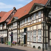 Altstadt Nienburg Fachwerkhäuser mit roten Ziegeldächern in der historischen Altstadt Nienburgs an einem sonnigen Tag.