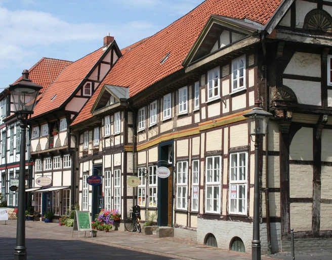 Altstadt Nienburg Fachwerkhäuser mit roten Ziegeldächern in der historischen Altstadt Nienburgs an einem sonnigen Tag.