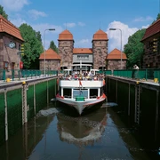 Minden - Schachtschleuse  Das Bild zeigt ein Schiff, welches aus der Schachtschleuse kommt.