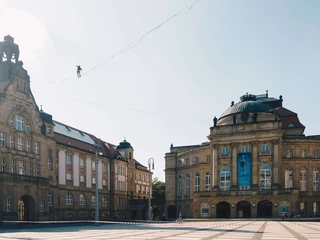 Chemnitz-Theaterplatz-Oper-Kunst-slackline-ernestouhlmann.jpg