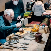 Druckerbande aus Einbeck Ein Mann beschäftigt sich handwerklich bei der Druckerbande.