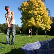 Crossgolf - Aktivurlaub in der Region Leipzig Junger Mann spielt Crossgolf im Park in Leipzig das vom Friezeitanbieter betourt ausgerichtet wird, Erlebnis