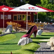 Abenteuergolfpark Groitzsch - Freizeit in der Leipzig Region Auf dem Abenteuergolfpark in Groitzsch kommen große und kleine Gäste auf ihre Kosten, im Hintergrund das Bistro Bieraterie, Freizeit, Familie, Minigolf, Gastronomie, Leipzig mit Kindern