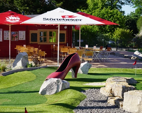 Abenteuergolfpark Groitzsch - Freizeit in der Leipzig Region Auf dem Abenteuergolfpark in Groitzsch kommen große und kleine Gäste auf ihre Kosten, im Hintergrund das Bistro Bieraterie, Freizeit, Familie, Minigolf, Gastronomie, Leipzig mit Kindern
