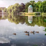 Agra-Park - Frühling in Leipzig Der Agra-Park in Markkleeberg im Frühling mit einem Teich auf dem kleine Enten schwimmen, Leipzig Region, Natur, Freizeit, Aktiv