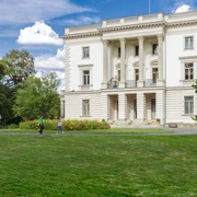 Weißes Haus in Markkleeberg - Sehenswürdigkeiten in der Leipzig Region Blick auf das klassizistische Weiße Haus in Markkleeberg mit grüner Wiese und blauem Himmel, Region, Natur, Freizeit, Frühling