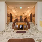 Ägyptisches Museum der Universität Leipzig - Museen in Leipzig Blick auf einen Treppenaufgang im Ägyptischen Museum der Universität Leipzig mit Marmorboden, Kultureinrichtung, Ausstellung