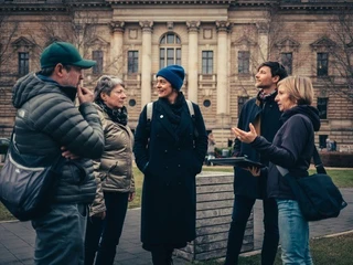 allerleipzig - Kulinarische Stadtführungen - Stadtführungen in Leipzig Eine Gruppe steht im Rahmen der kulinarischen Stadtführung von allerleipzig vor dem Bundesverwaltungsgericht, Stadtführungen, Kulinarik, Genuss, Cafés