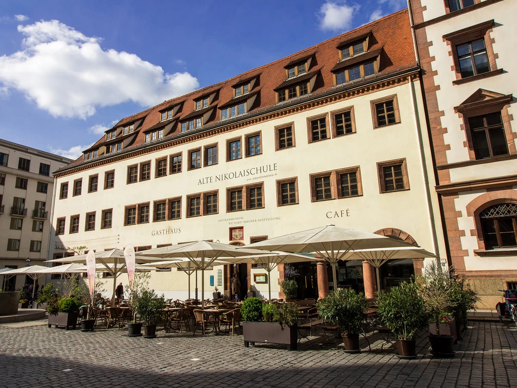 Alte Nikolaischule - Gastronomie in Leipzig Blick auf die Fassade der Alten Niklaischule an der Nikolaikirche in der sich sowohl ein Restaurant als auch ein Museum über Richard Wagner befindet, Gastronomie in Leipzig, Kultureinrichtung, Musikstadt