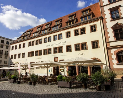 Alte Nikolaischule - Gastronomie in Leipzig Blick auf die Fassade der Alten Niklaischule an der Nikolaikirche in der sich sowohl ein Restaurant als auch ein Museum über Richard Wagner befindet, Gastronomie in Leipzig, Kultureinrichtung, Musikstadt