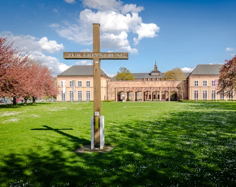 Alter Johannisfriedhof - Kultureinrichtungen in Leipzig Blick auf das Holzkreuz das an die zerstörte Johanniskirche erinnert und das Gebäude der Grassi Museen für Völkerkunde Musikinstrumente und angewandte Kunst am Johannisplatz in denen man wunderbare Ausstellungen betrachten kann, Kultureinrichtung in Leipzig, Museum, Geschichte, Kultur