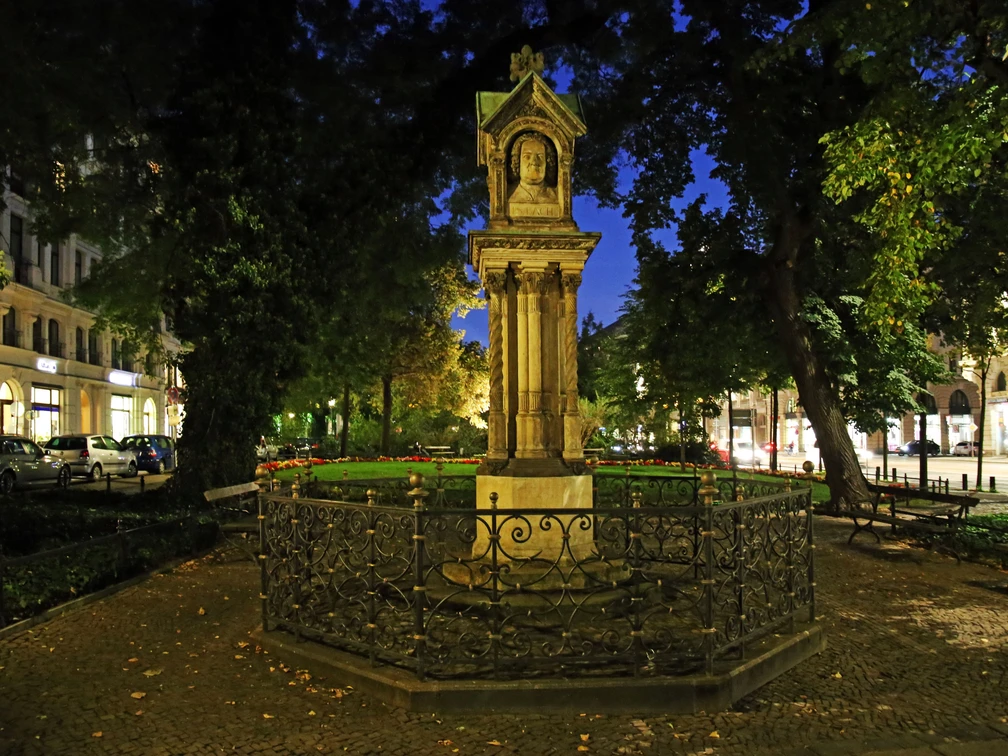 Altes Bachdenkmal - Leipziger Komponisten Die Büste von Bach steht auf einer Säule in den Grünanlagen am Dittrichring bei Dunkelheit und erinnert an den berühmten Thomaskantor, Musikstadt, Kultur, Komponist