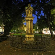 Altes Bachdenkmal - Leipziger Komponisten Die Büste von Bach steht auf einer Säule in den Grünanlagen am Dittrichring bei Dunkelheit und erinnert an den berühmten Thomaskantor, Musikstadt, Kultur, Komponist