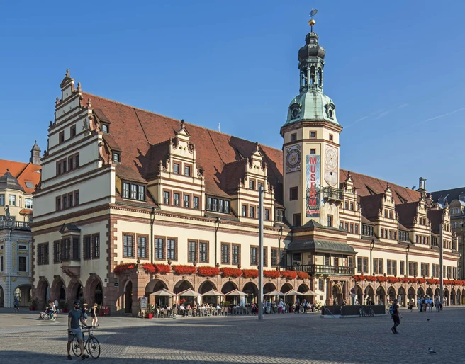 Altes Rathaus Leipzig mit Stadtgeschichtlichem Museum - Museen in Leipzig Blick auf das Alte Rathaus am Marktplatz das bis 1905 Sitz der Stadtverwaltung war und nun viele Geschäfte und das Stadtgeschichtliche Museum beinhaltet, Kultureinrichtung, Shopping, Sehenswürdigkeiten, Museen in Leipzig, Architektur