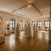 Antikenmuseum der Universität Leipzig - Museen in Leipzig Blick in einen Ausstellungsraum im Antikenmuseum der Universität Leipzig mit Exponaten und Büsten, Kultureinrichtungen, Geschichte, Museen in Leipzig