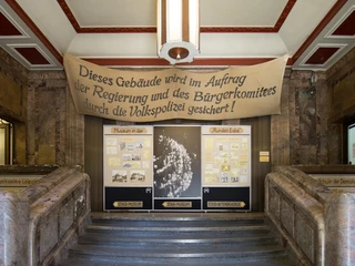 Museum in der "Runden Ecke" - Museen in Leipzig Blick auf einen Treppenaufgang im Foyer vom Museum in der Runden Ecke in der eine Ausstellung über die Zeit der DDR und SED zu sehen ist, Kultureinrichtungen, Geschichte von Leipzig, Friedliche Revolution