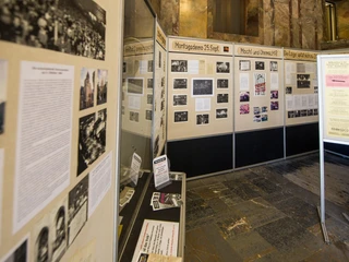 Museum in der "Runden Ecke" - Museen in Leipzig Blick in einen Ausstellungsraum mit Exponaten über die Zeit der DDR und SED im Museum in der Runden Ecke, Kultureinrichtungen, Geschichte von Leipzig, Friedliche Revolution