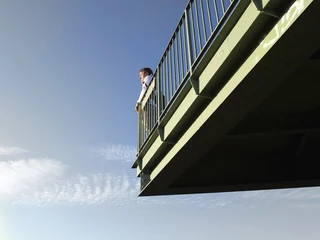 Wackelturm im Rosental - Sehenswürdigkeiten in Leipzig Zu sehen ist eine grüne Skyline und ein blauer Himmel und im Vordergrund ist eine Aussichtsplattform vom Wackelturm im Rosental, Verborgenes Leipzig, Grünes Leipzig, Natur, Landmarke, Aussichtspunkt