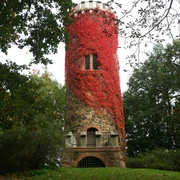 Bismarckturm im Jutta-Park Höfgen - Sehenswürdigkeiten in der Leipzig Region Mit herbstlichem Efeu bewachsener Aussichtsturm im Park, Naturerlebnisse, Aussichtstürme, Ausflugsziele, Natur, Freizeit