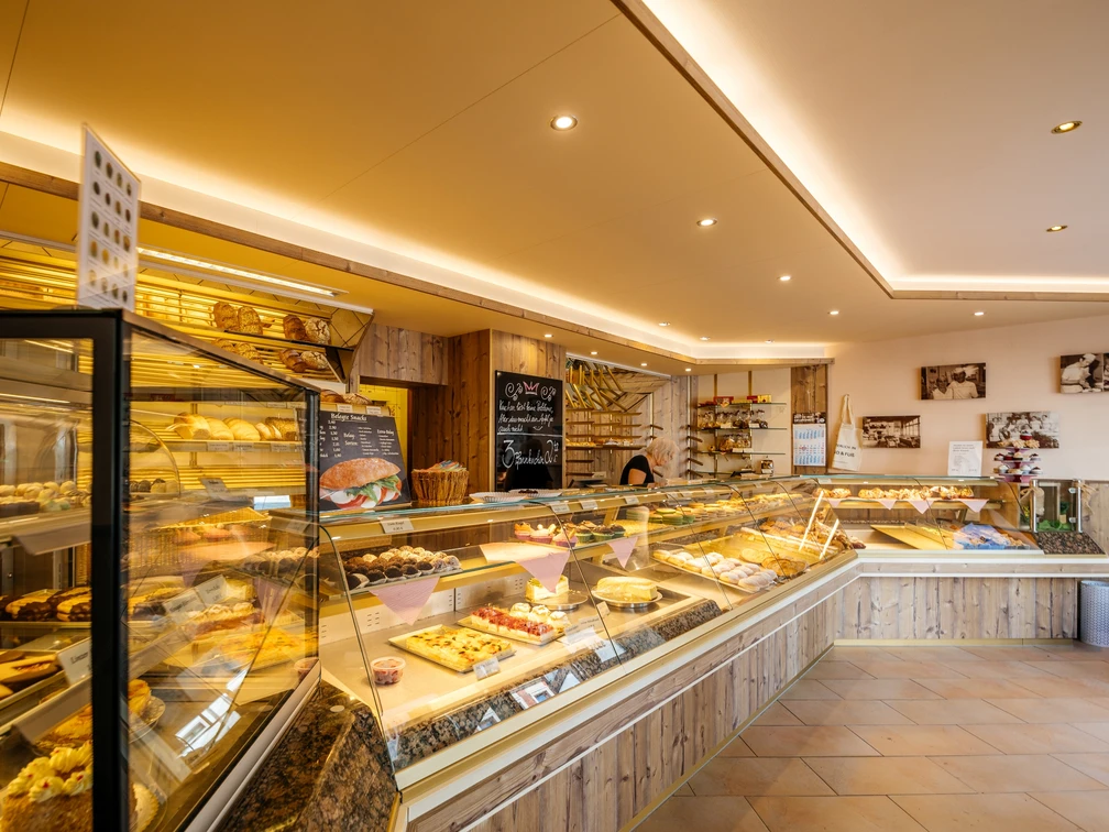 Bäckerei und Konditorei Göbecke - Cafés in Leipzig Blick in die Bäckerei und Konditorei Göbecke sowie auf die lange, erleuchtete Ladentheke, Kulinarik, Gastronomie